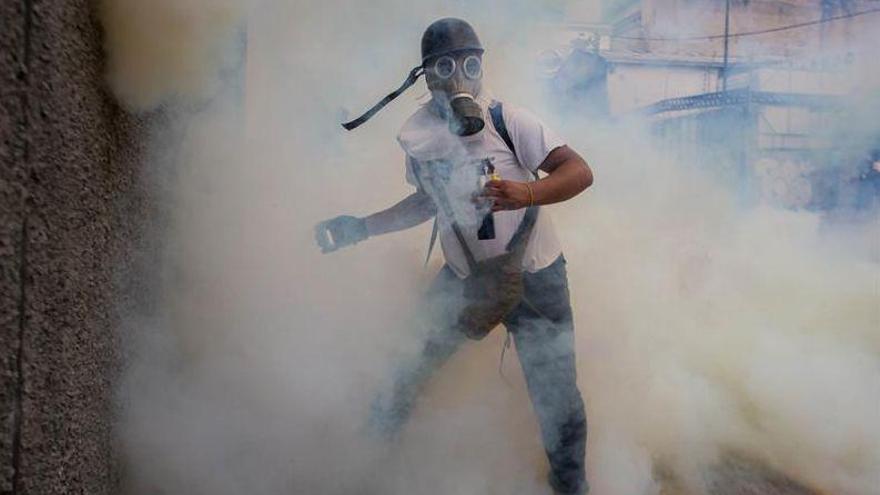 La policía venezolana lanza gases lacrimógenos al interior de un hospital en Caracas