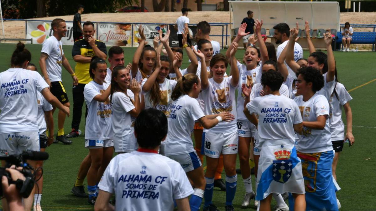 Las jugadores del Alhama ElPozo, celebrando el ascenso al final del partido. | ALHAMA ELPOZO