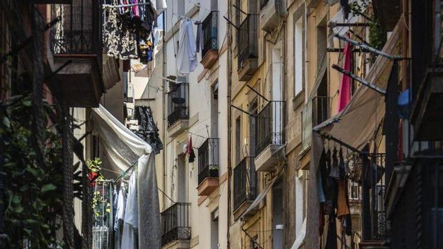 Vista panoràmica d’un carrer del Raval, a Barcelona. | JORDI OTIX
