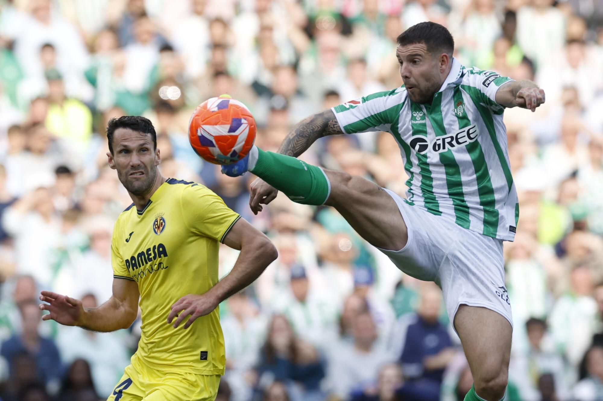 SEVILLA, 13/04/2025.- El defensa del Betis Aitor Ruibal (d) juega un balón ante Alfonso Pedraza, del Villarreal, durante el partido de LaLiga EA Sports que Real Betis Balompié y Villarreal CF disputan este domingo en el estadio Benito Villamarín, en Sevilla. EFE/ Julio Muñoz