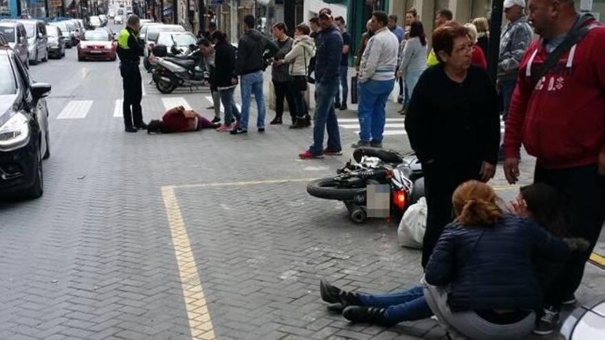 La menor, tirada en el suelo tras el impacto de la moto.