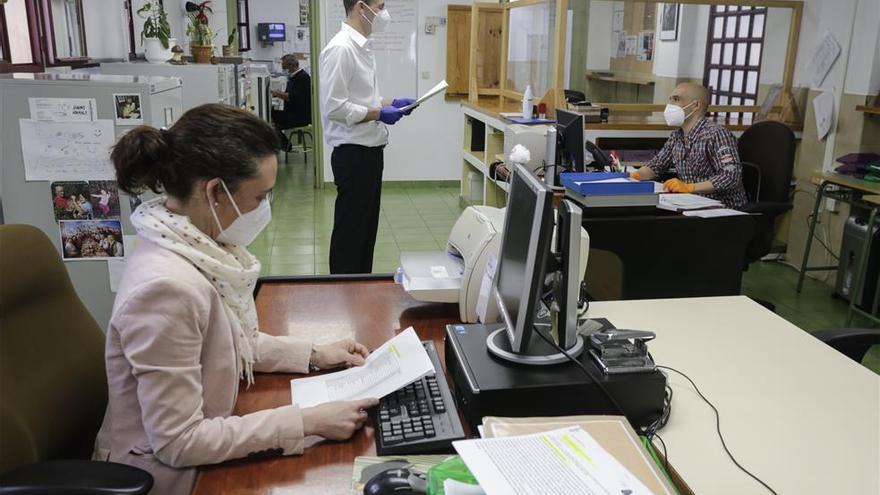 Colegios e institutos reabren sin alumnos y con poco personal tras 65 días cerrados