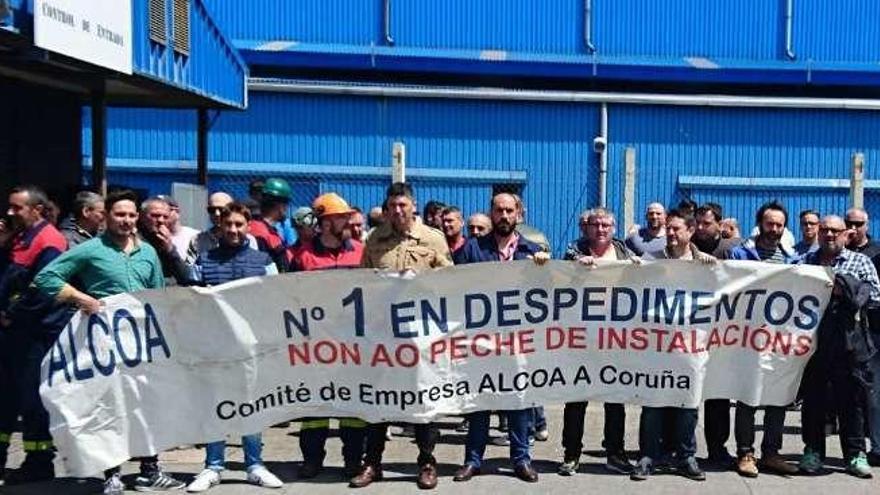 Concentración espontánea en la factoría de Alcoa, ayer.