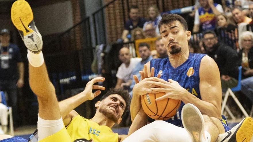 Robert Cosialls lucha por el balón con Ignacio Rosa en el Alimerka Oviedo-Ourense disputado el sábado en Pumarín. |