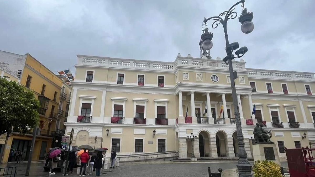 Turistas en la plaza de España, con paraguas, la pasada Semana Santa.