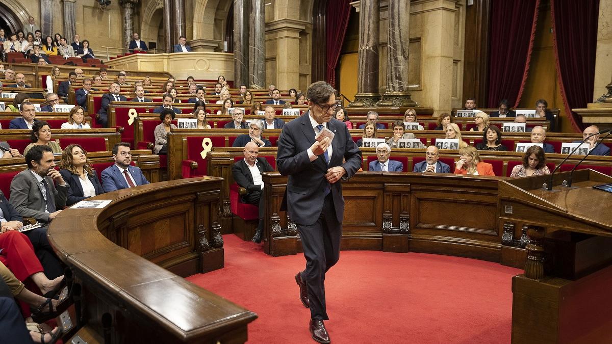 El líder del PSC, Salvador Illa, en un pleno en el Parlament