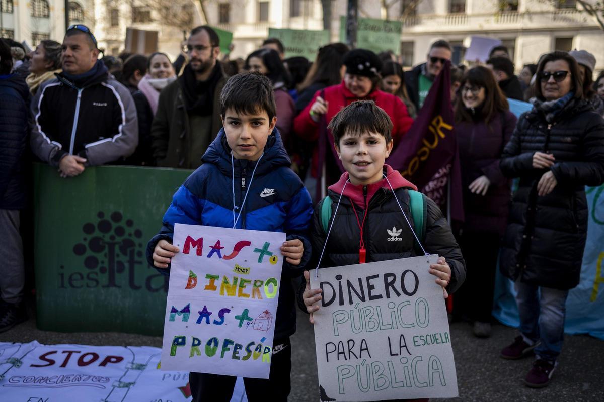 Adrián y Mateo, alumnos del Foro Romano de Cuarte de Huerva, en la protesta.