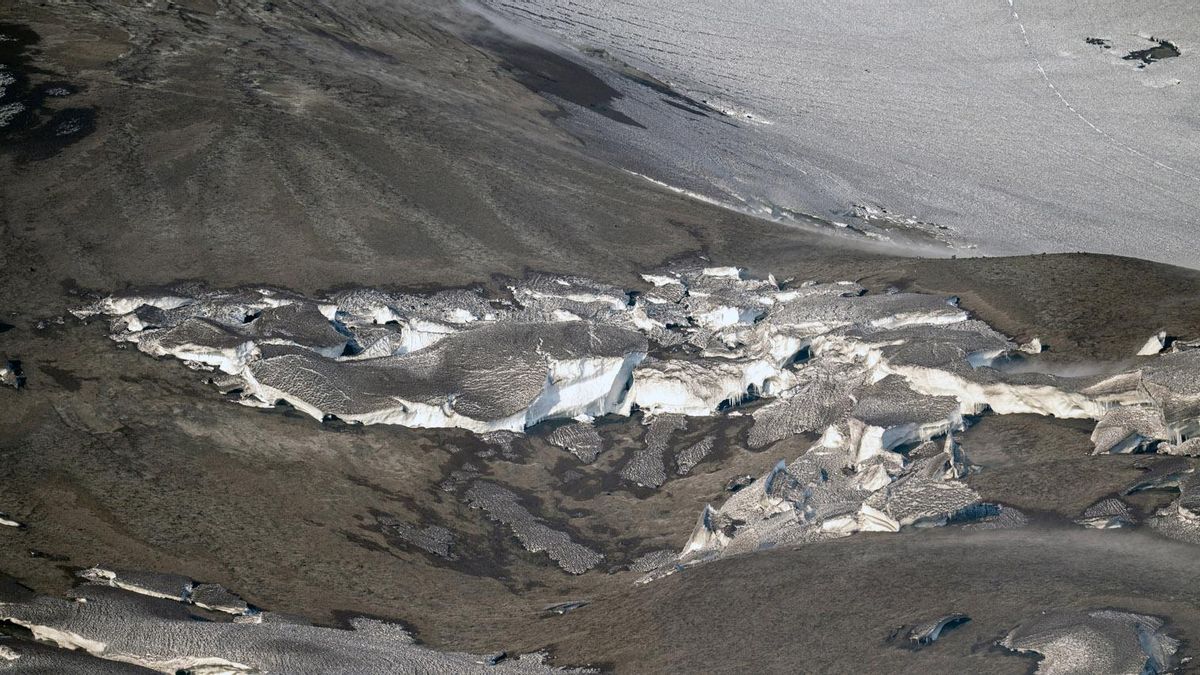 La lava fluye sobre la nieve en el volcán Etna