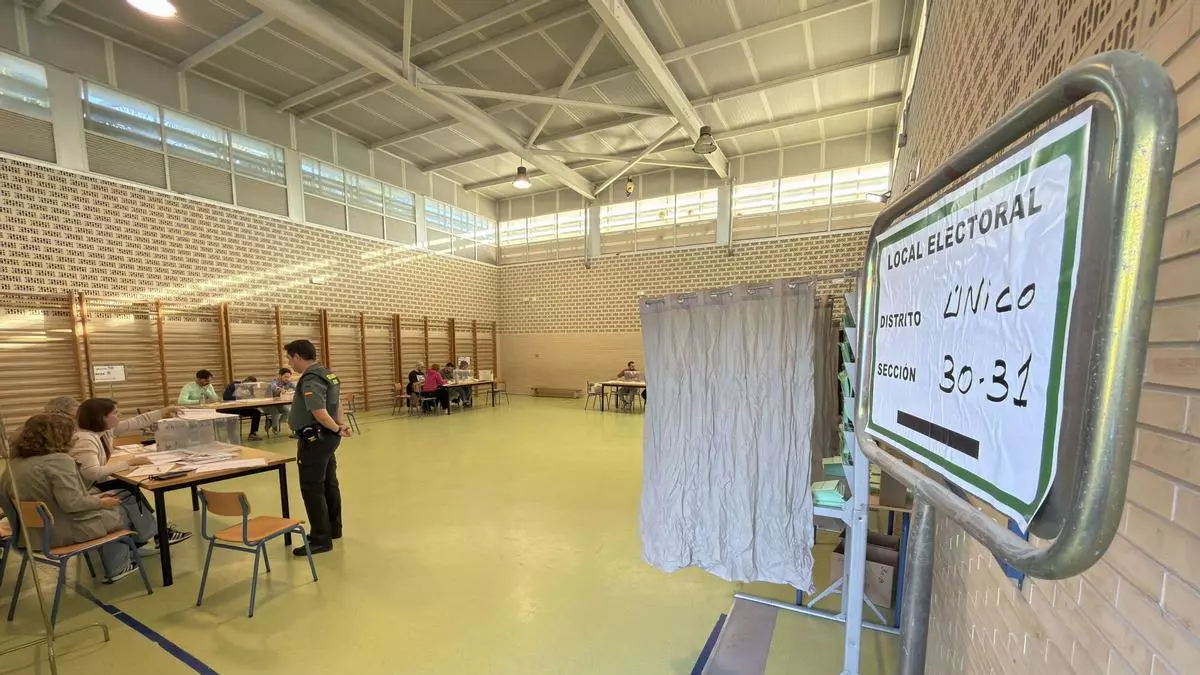 Los andaluces ejercen su derecho a voto para elegir al presidente de la Junta de Andalucía