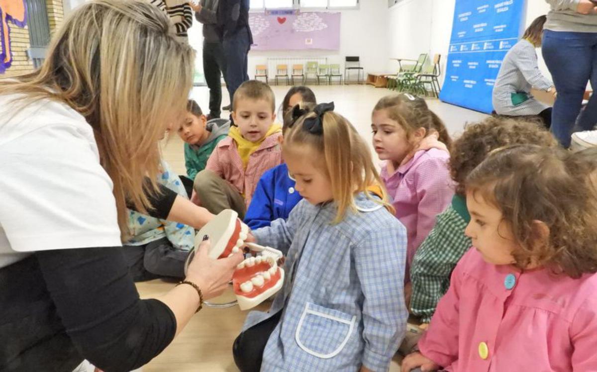 La higienista Asunción Pérez enseña a escolares cómo cepillarse correctamente los dientes. |   // F. CASANOVA