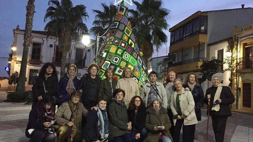 Las mujeres del municipio tejen el árbol de navidad