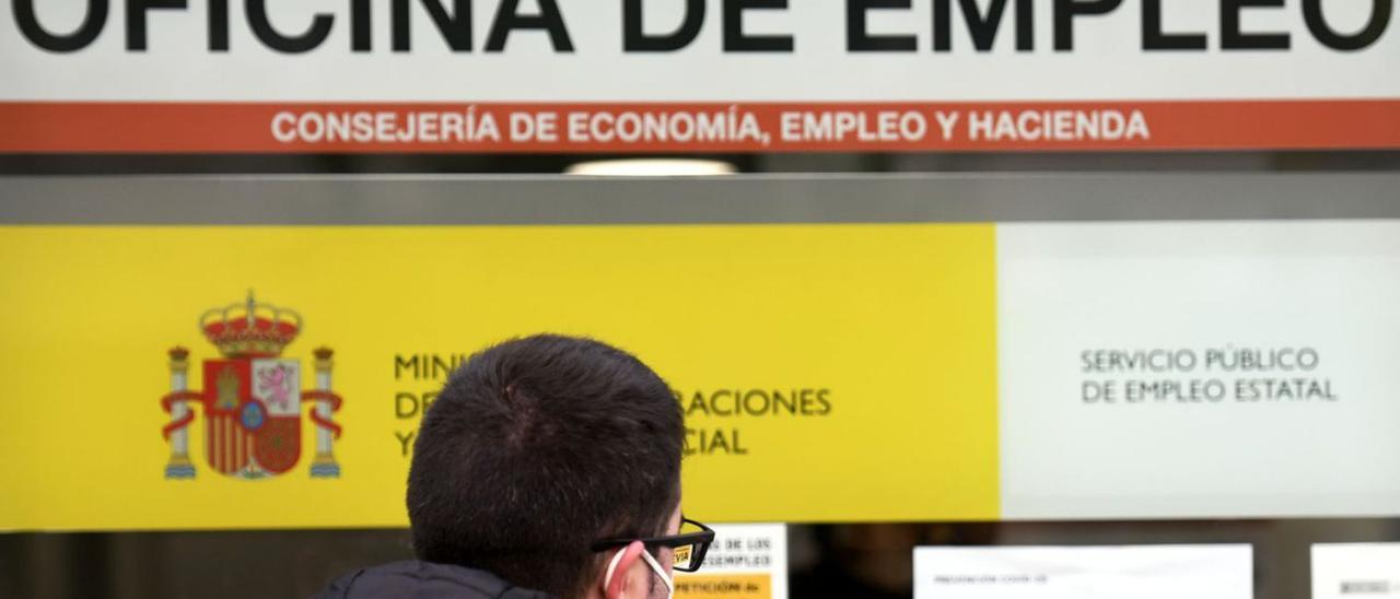 Un demandante de ocupación laboral se informa en una oficina de Empleo. | Óscar Cañas