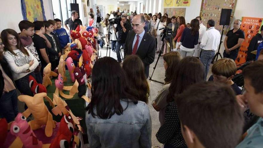 Los estudiantes de Montesol muestran al conselleiro el Tren Solidario que confeccionaron. // FdV