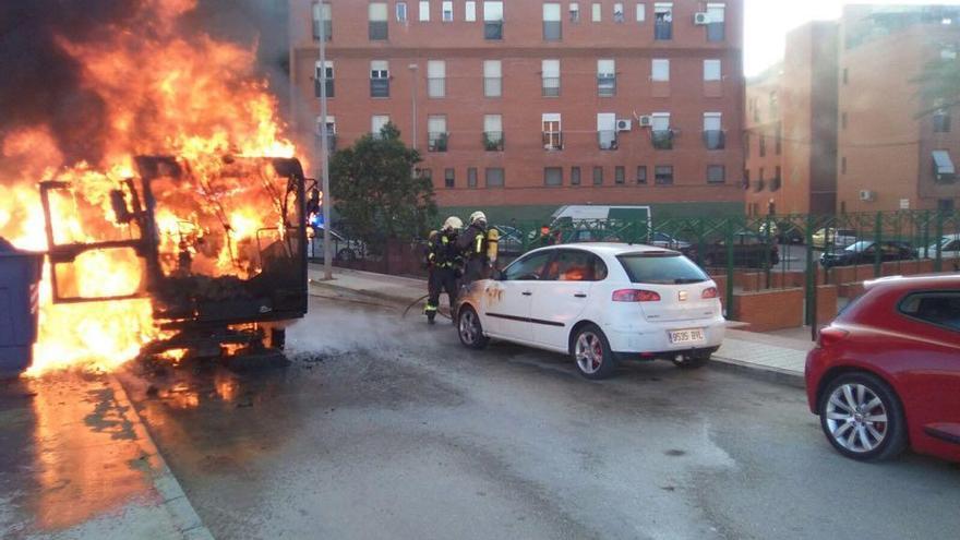 Espectacular incendio de la barredora en Vélez.