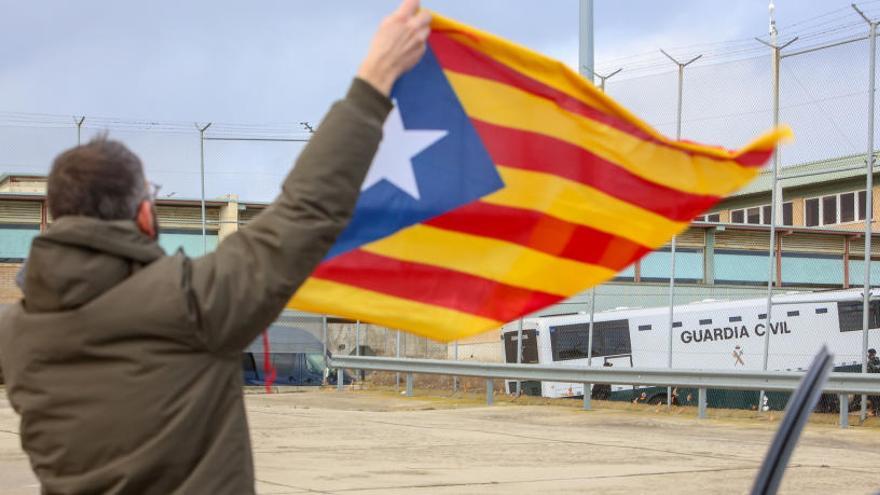 Un hombre saluda con la estelada a los presos en Soto del Real.