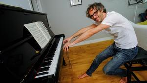 El pianista James Rhodes, en su casa el pasado mes de julio. 