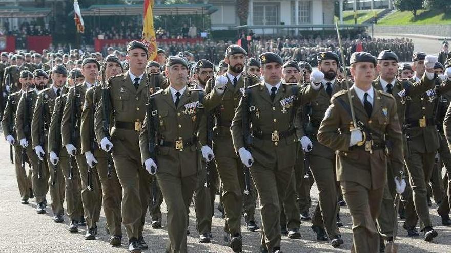 Militares de la Brilat durante un desfile en Pontevedra.