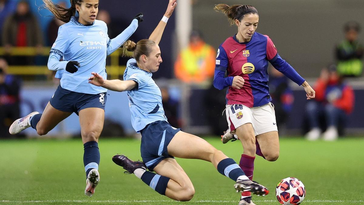 Aitana inicia una jugada de ataque del Barça ante el Manchester City.