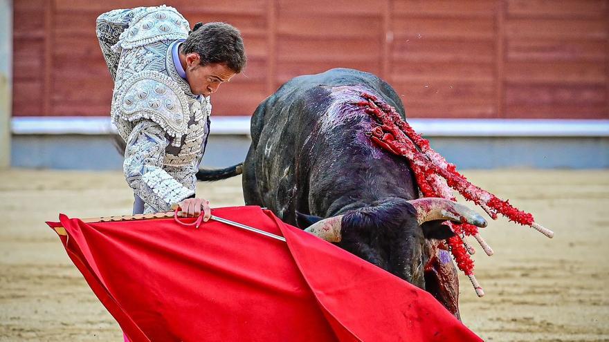 El oficio de Paco Ramos, el torero de Onda, cala en Las Ventas en una tarde lluviosa