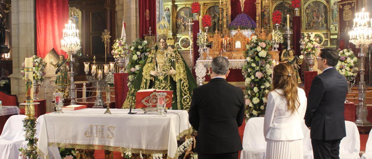 El hermano mayor, la camarera y vicehermano mayor, ante la Virgen de Araceli en la mañana de este domingo.