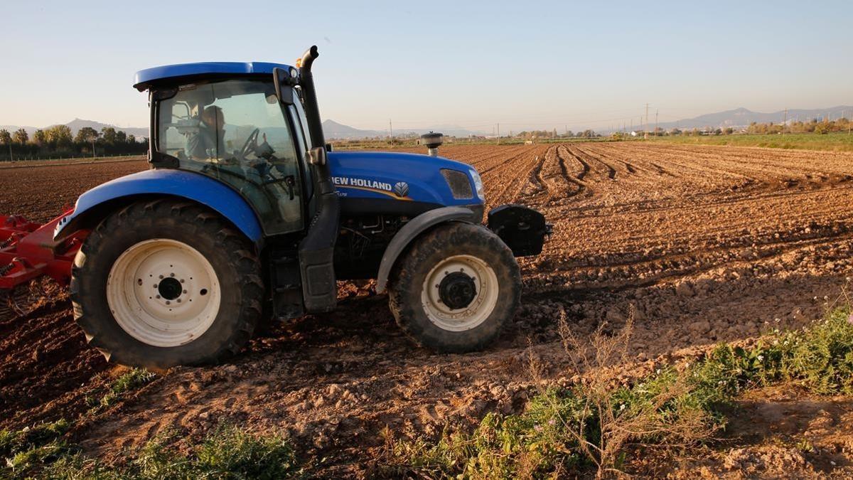 Un tractor, en una finca del Baix Llobregat.