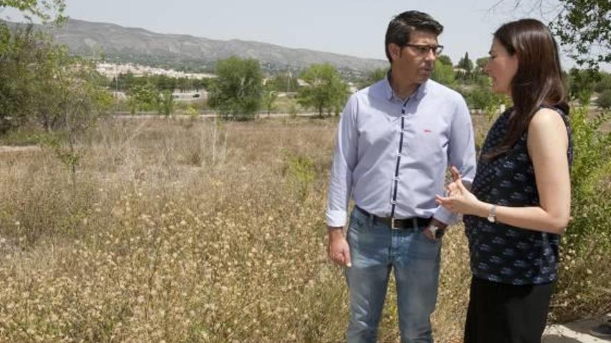 Visita a los terrenos del futuro hospital, en 2016.