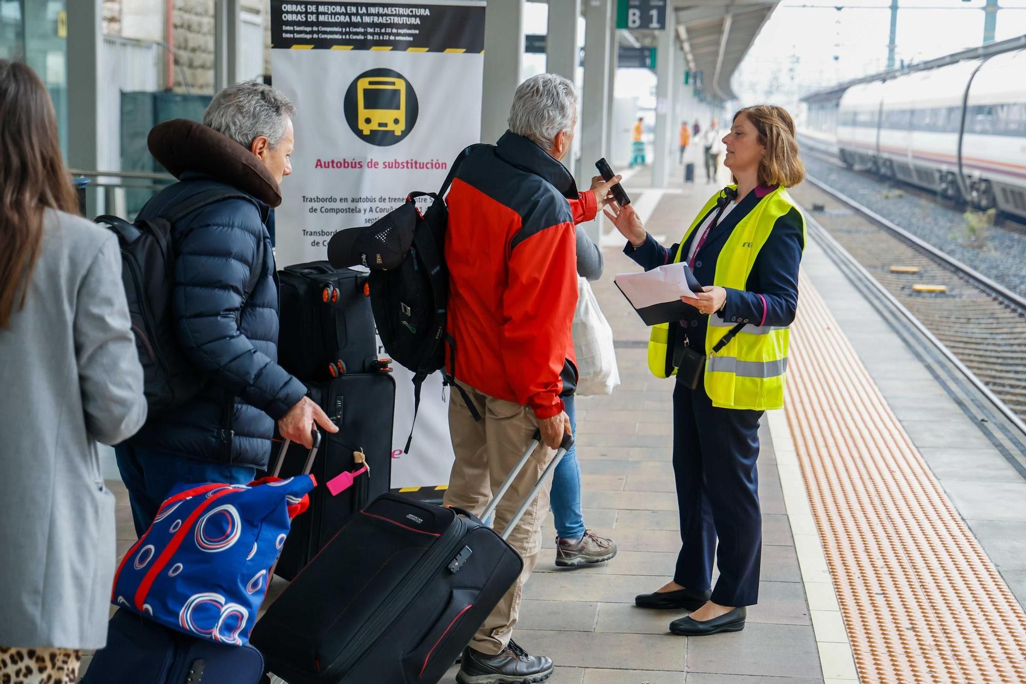 Renfe lo consigue: trasbordo ordenado del tren al bus y sin protestas en Santiago