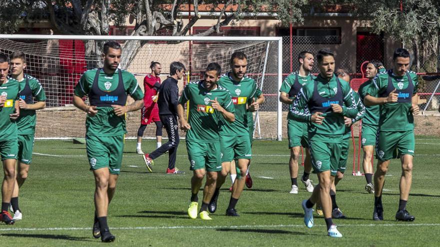 Los jugadores del Elche entrenando en el polideportivo de Altabix