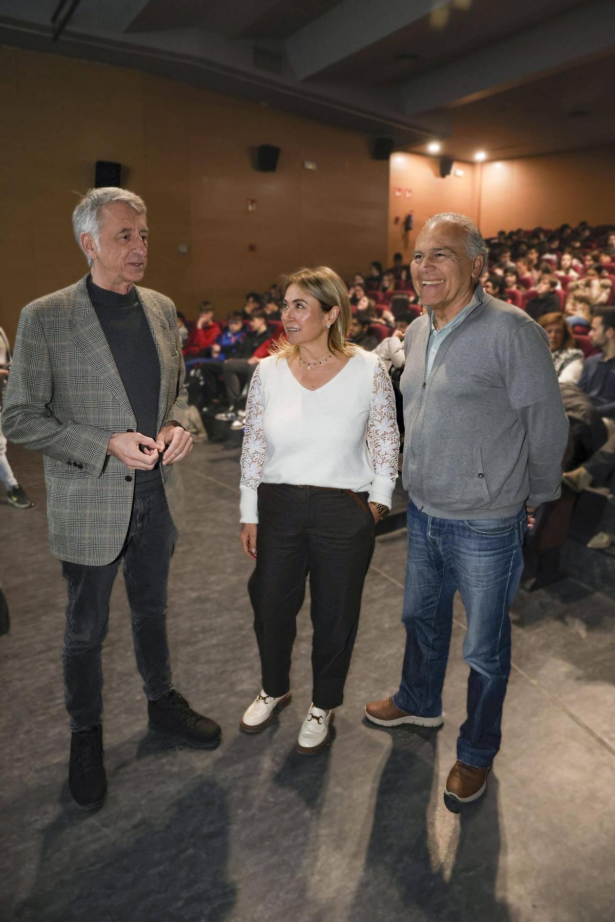 La madre de Marta Calvo imparte charlas al alumnado de ESO y Bachillerato para concienciarles sobre la utilidad de la geolocalización