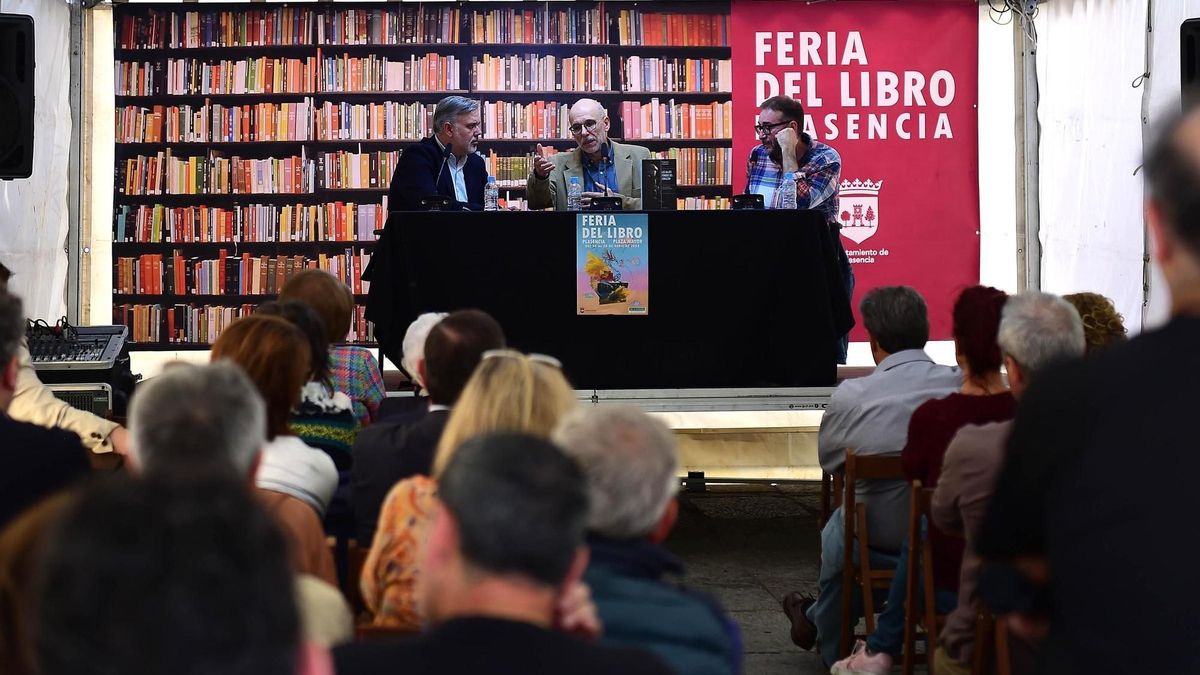 Presentación en la feria del libro de Plasencia, que este año abrirá Álvaro Valverde.