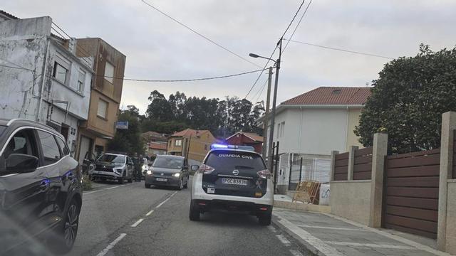 Los coches patrulla, en la carretera de Herbello atendiendo al herido. | FDV