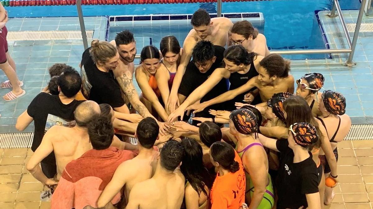 nadadores y nadadoras del CN La Costera durante la Copa de Clubs de la FNCV