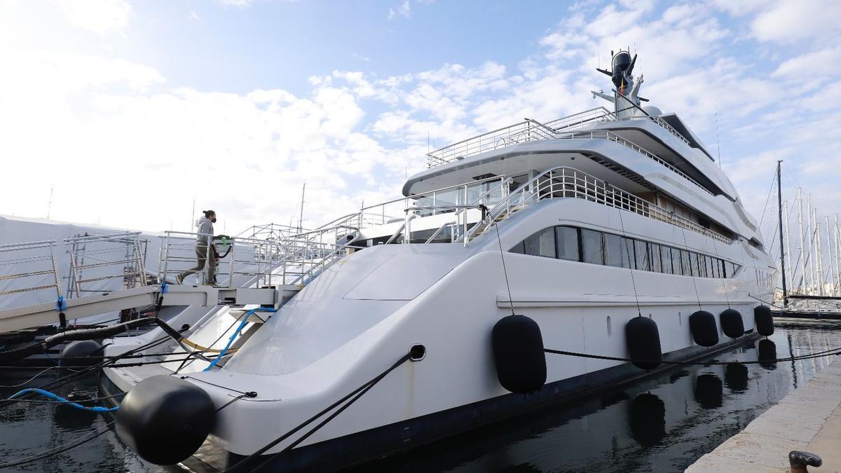 Un yate ruso, atracado en Palma.