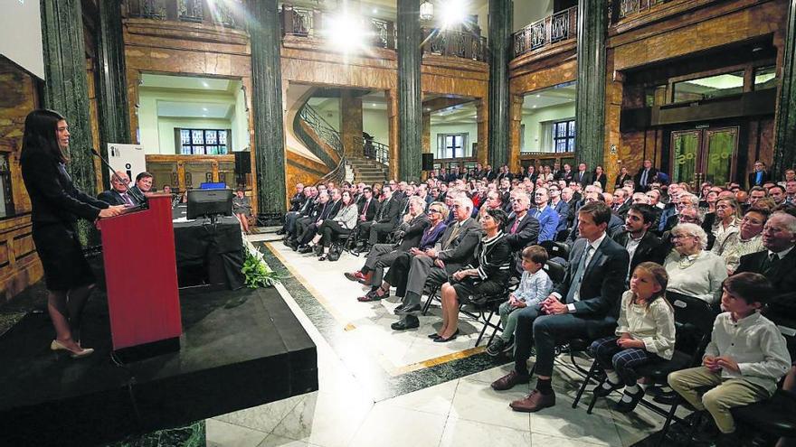 Laura Díaz Anadón -con Josep Oliu y Javier Fernández en la mesa-, durante su discurso tras recibir el galardón del Sabadell en la sede histórica del Herrero en Oviedo.