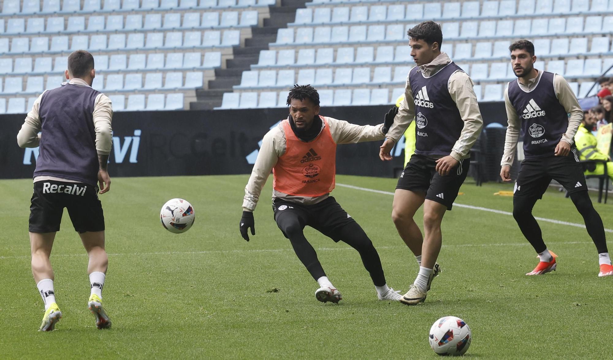 Cientos de aficionados disfrutan del entrenamiento del Celta en Balaídos