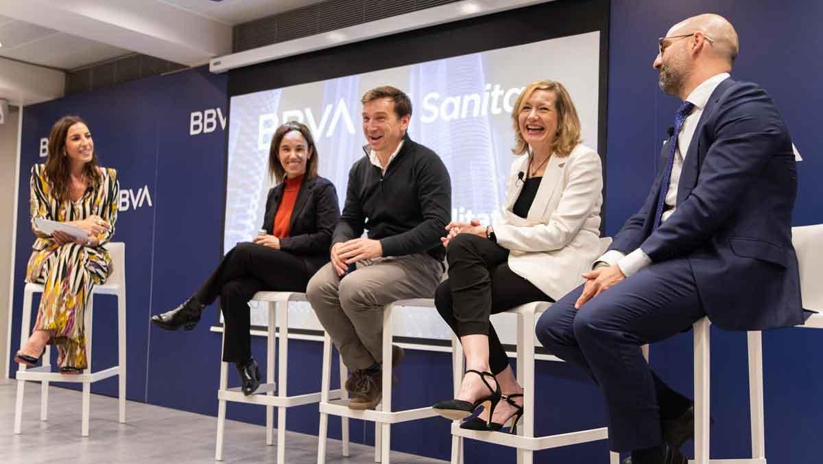 Els participants en la taula rodona, moderada per Eli Pinedo: Laura Novas (GAU Catering), Santiago Mier (Ocean 52), Cathy Cummings (Sanitas) i Jaime Yrazusta (BBVA).