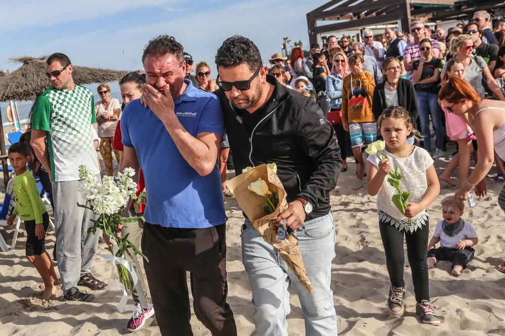 Vecinos de Orihuela Costa rinden homenaje al niño fallecido tras chocar con otro mientras jugaba