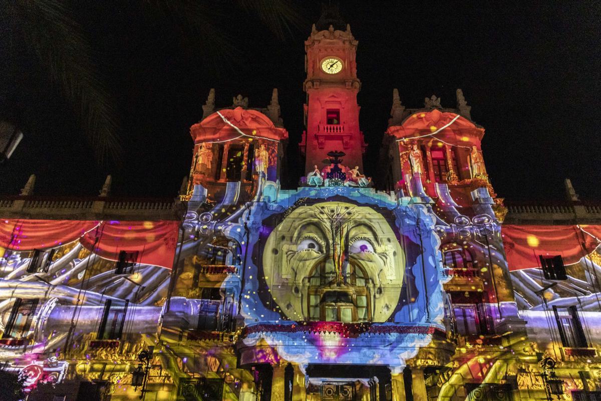 València estrena un "mapping" en la fachada del Ayuntamiento