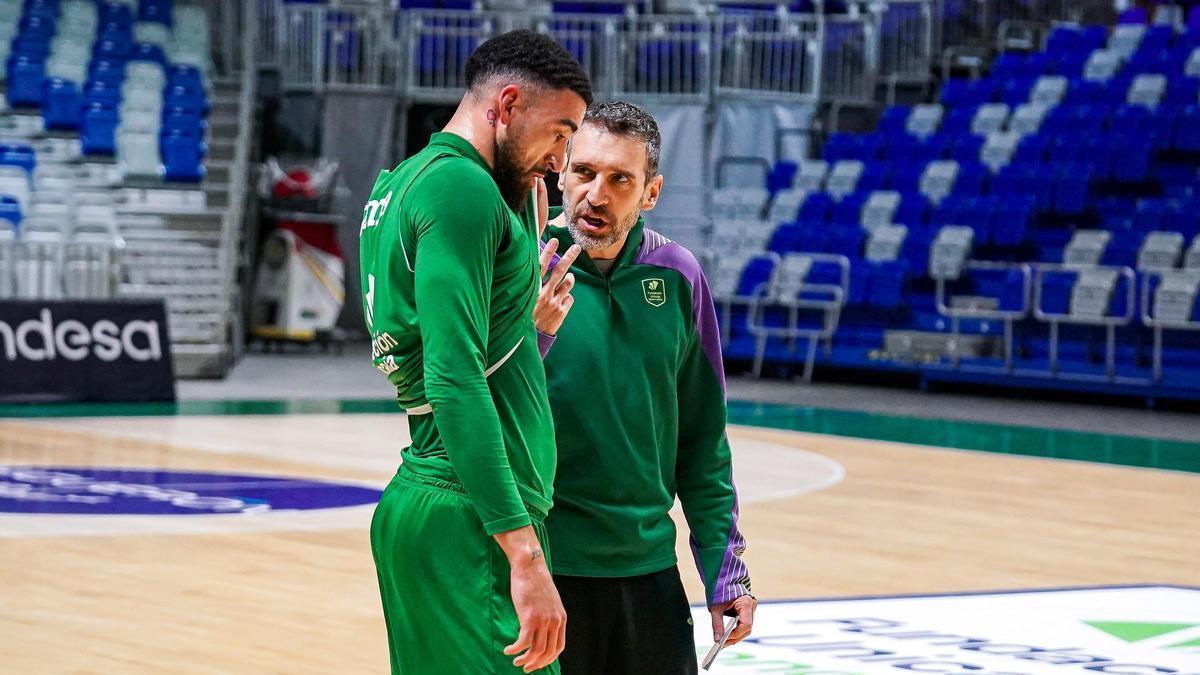 Chris Duarte hablando con Ibon Navarro.