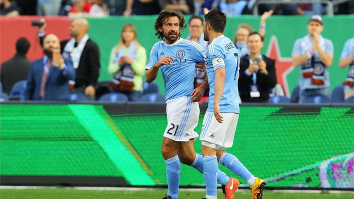 Pirlo y Villa celebran un gol