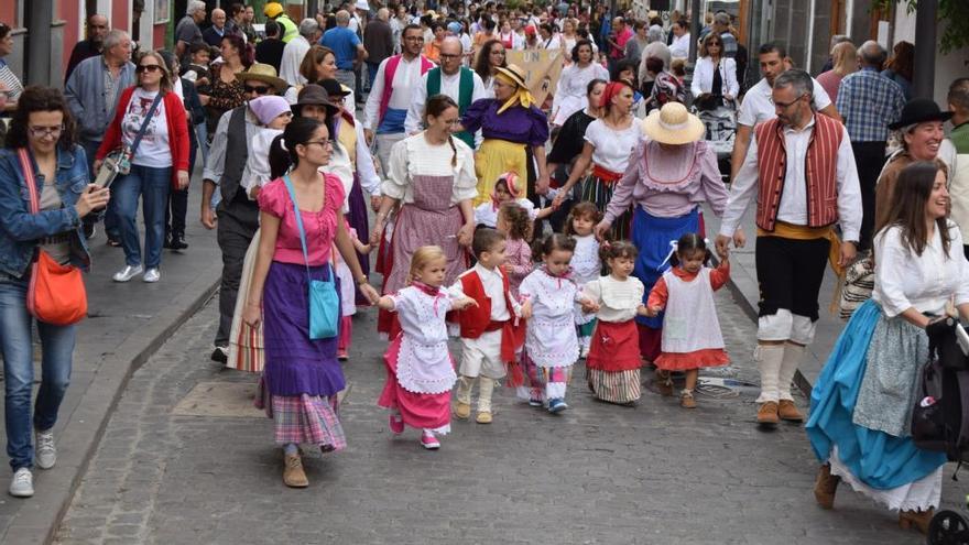 Fieles a la tradición, miles de escolares de Gáldar fueron protagonistas de una romería de lujo