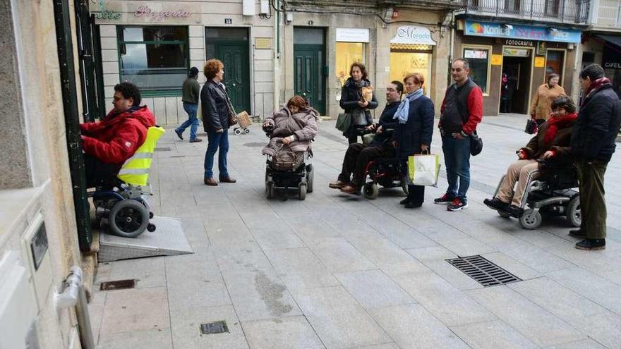 Campaña &quot;Cangas accesible&quot; que se realizó el año pasado para eliminar barreras en comercios. // G.N.