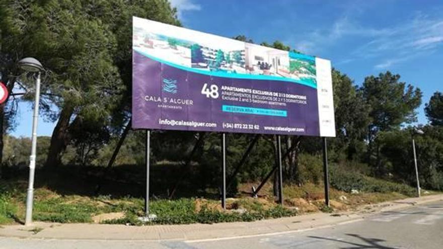 El cartell que anuncia la futura promoció, al carrer de Sant Esteve, amb un preu de reserva d&#039;apartaments a partir de 125.000 euros.