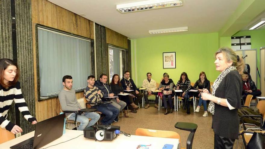 Asistentes al taller de igualdad, con Inmaculada Lomba a la derecha.