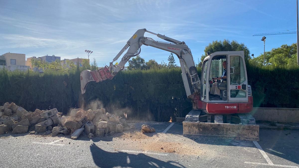 Trabajos de demolición para la reparación del muro del colegio Azorín.