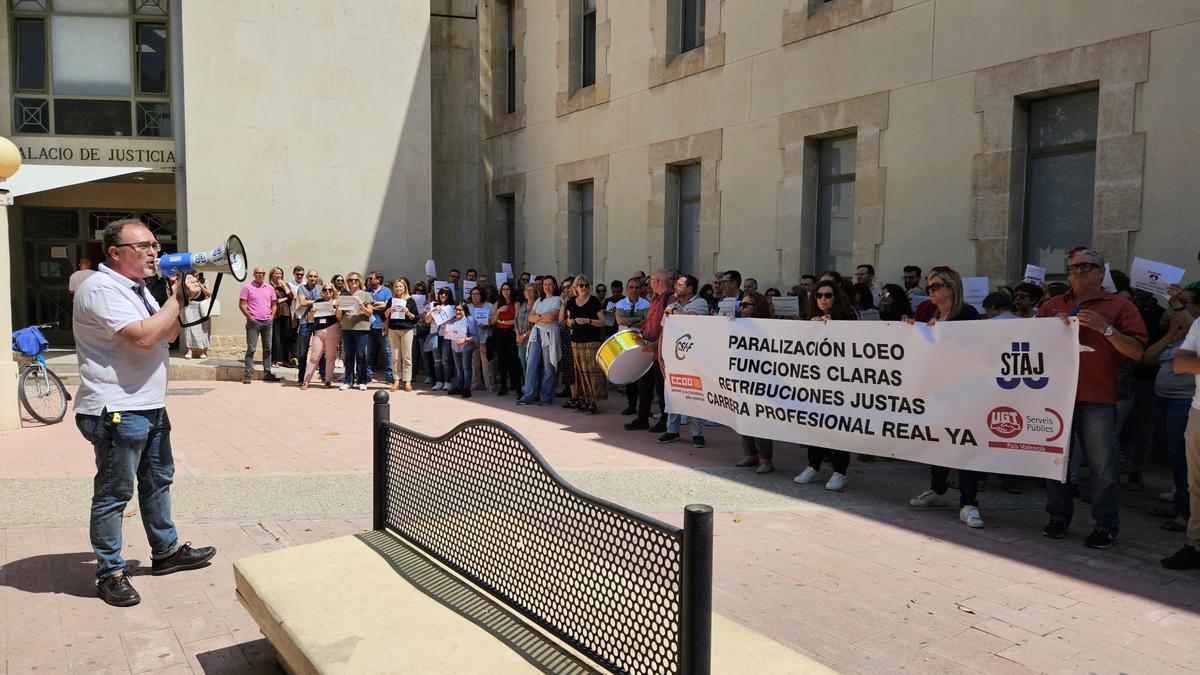 Concentración de funcionarios en el Palacio de Justicia en Alicante.