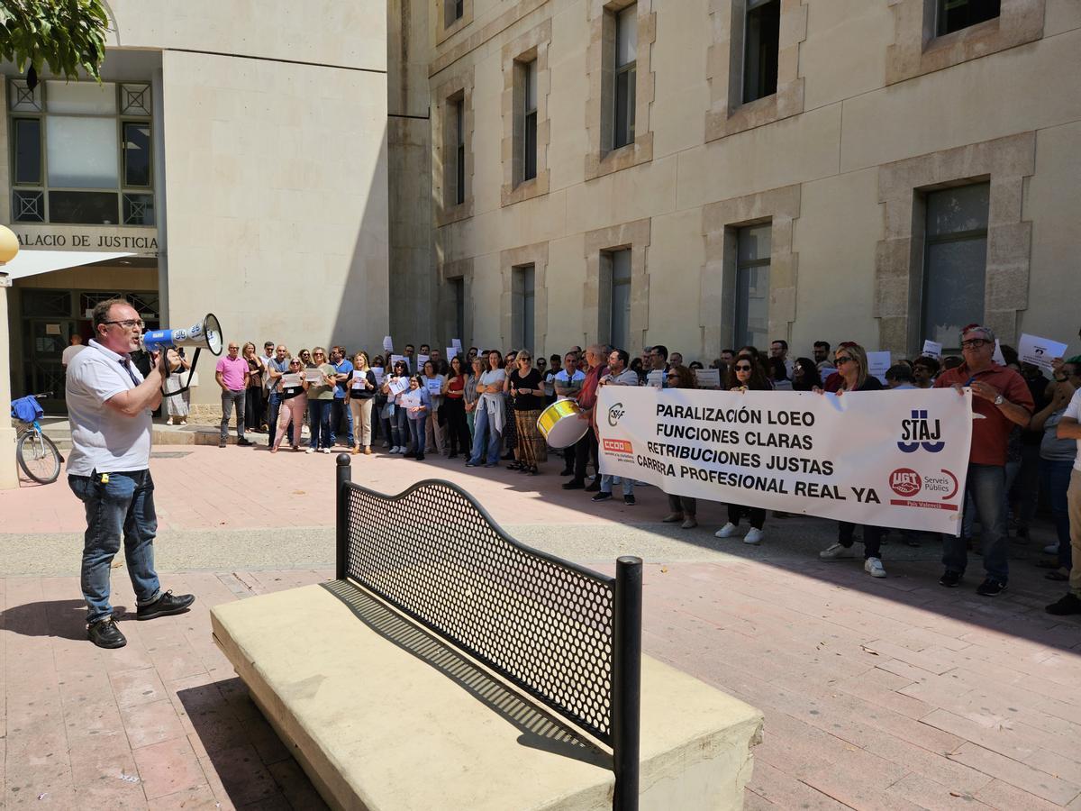 Un momento de la concentración en el Palacio de Justicia en Alicante.