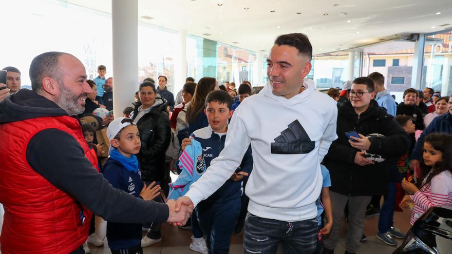 Los fans de Iago Aspas, a la caza del autógrafo