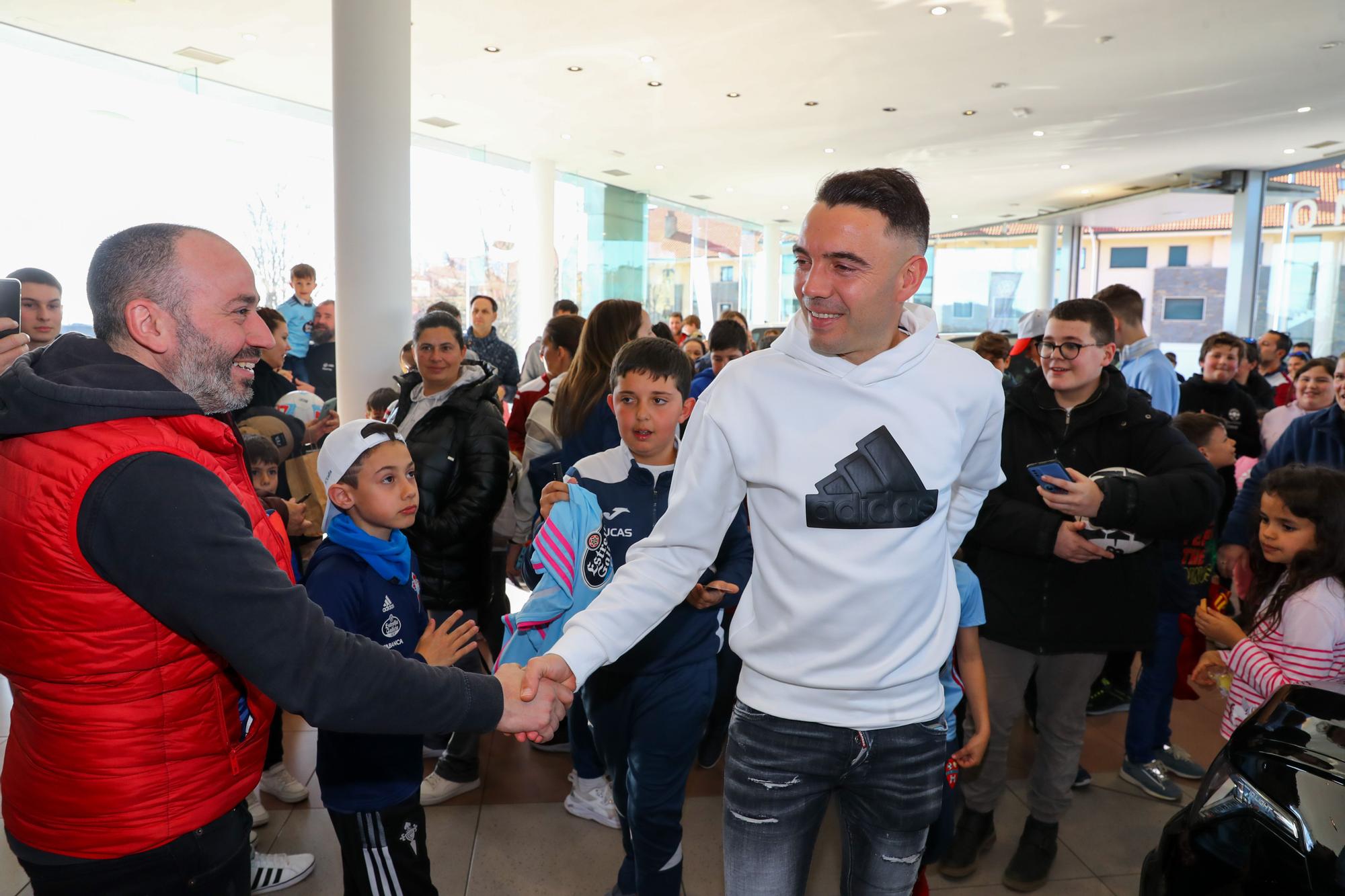 Los fans de Iago Aspas, a la caza del autógrafo