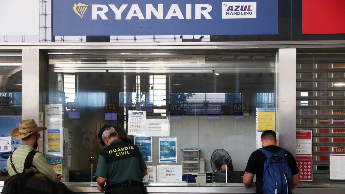 Además, este mismo sábado los sindicatos USO y SICTPLA han anunciado doce nuevas jornadas de huelga para los tripulantes de Ryanair en España durante julio.